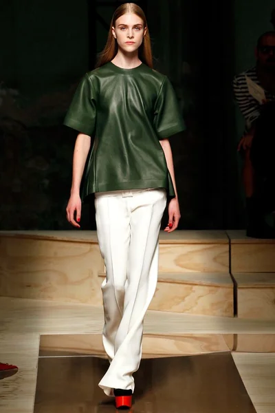 Look 16